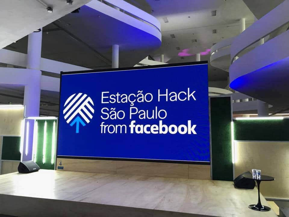Painel com o nome estação hack São Paulo from facebook