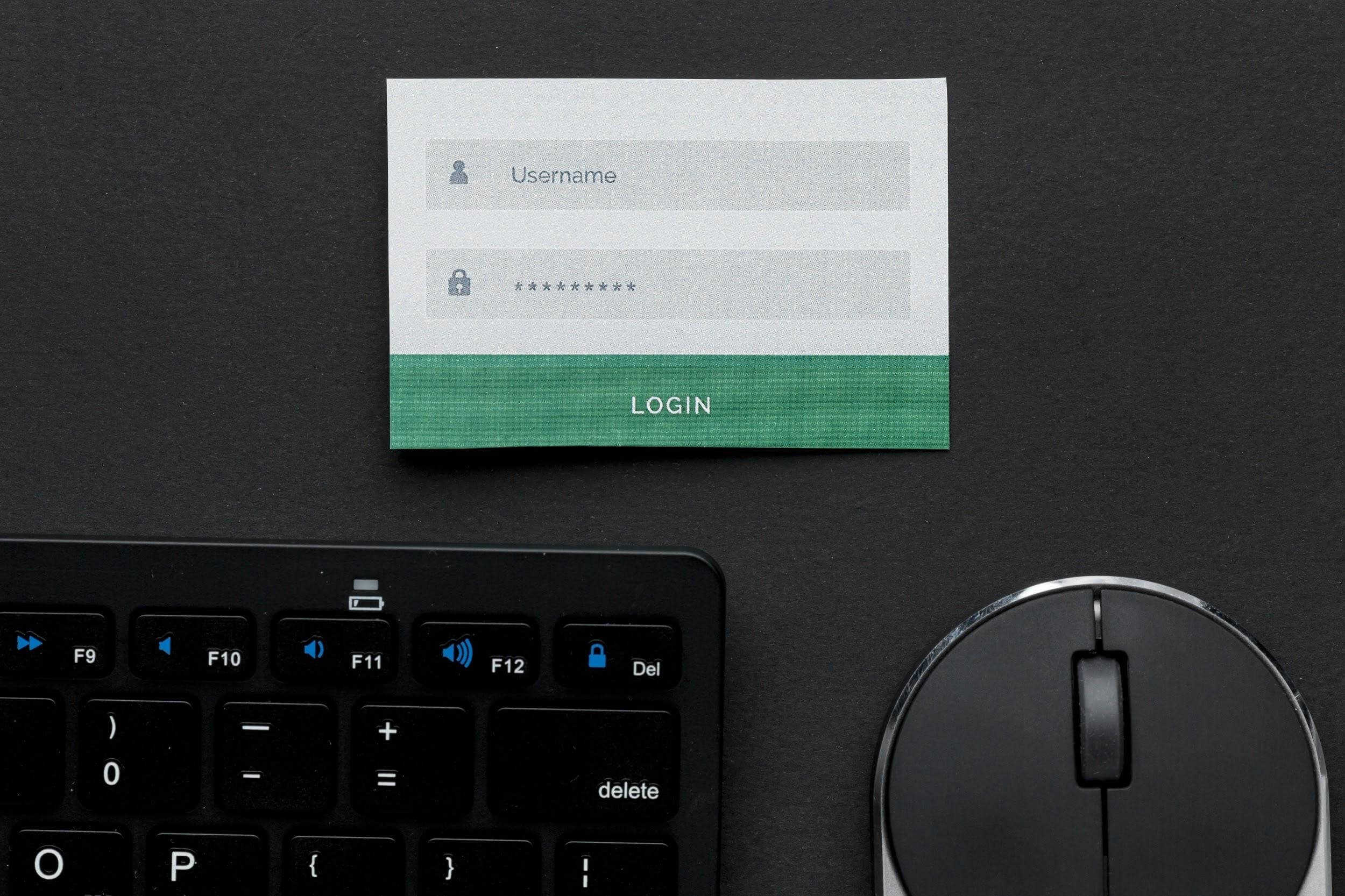 Caixa de texto com as palavras “username” e “password”, acima de um teclado e mouse. 