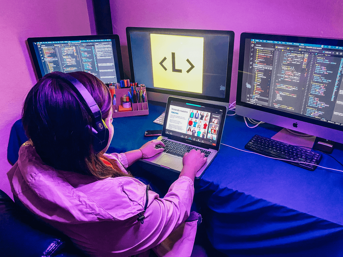 Fernanda Solis, aluna da Laboratória, programando durante o bootcamp remoto