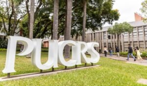 PUCRS oferece 400 bolsas integrais em cursos de tecnologia na graduação